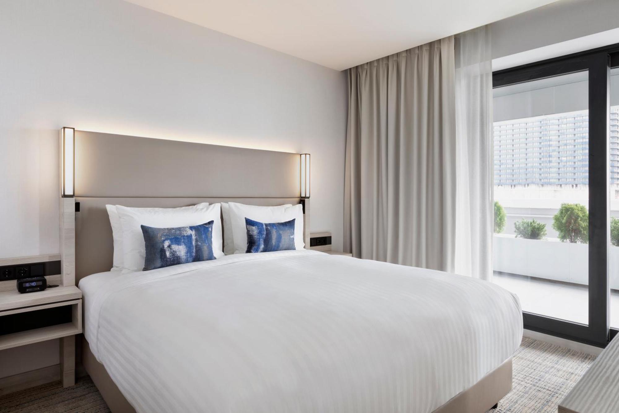 Отель Courtyard By Marriott Батуми Экстерьер фото