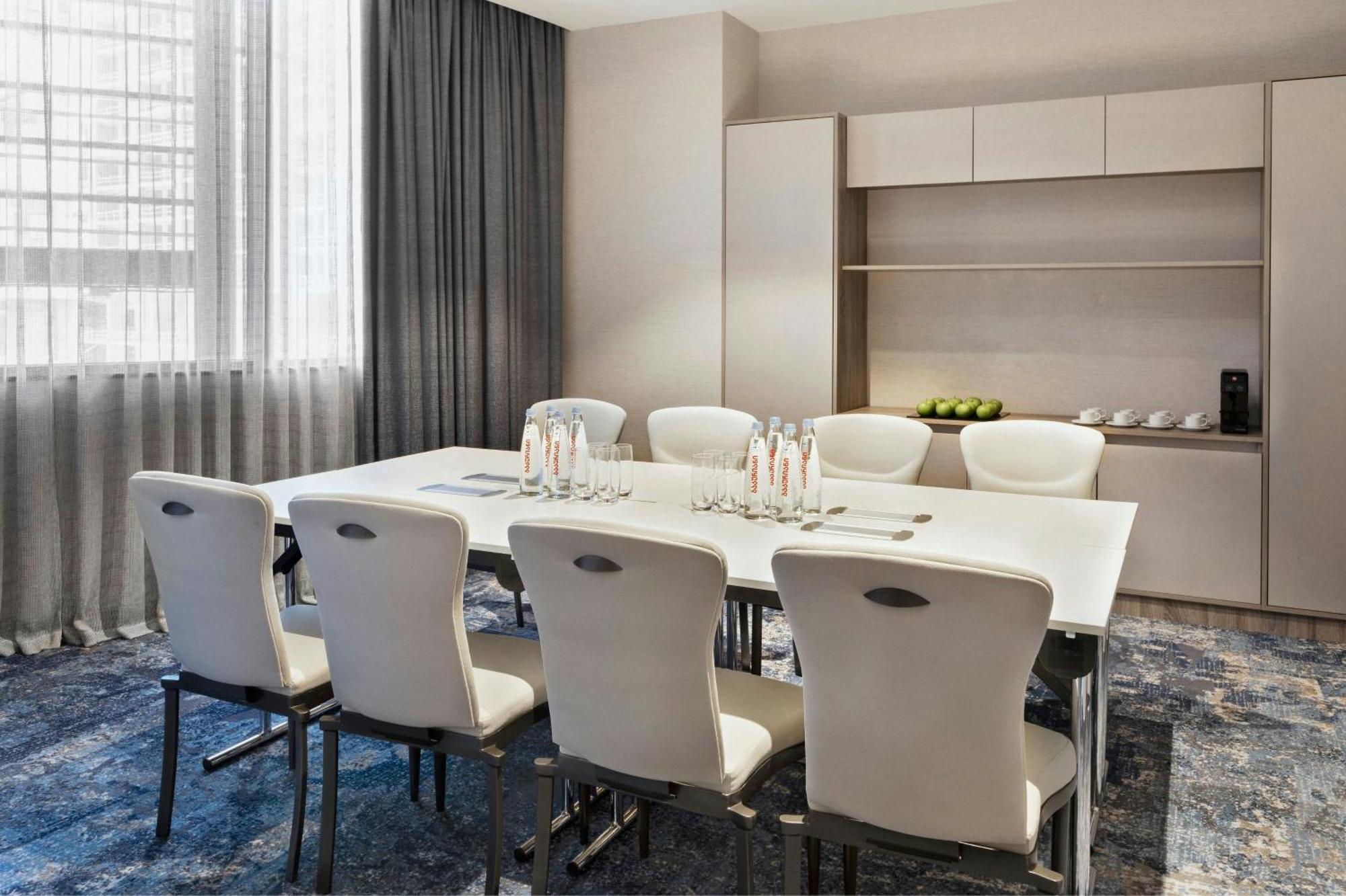 Отель Courtyard By Marriott Батуми Экстерьер фото