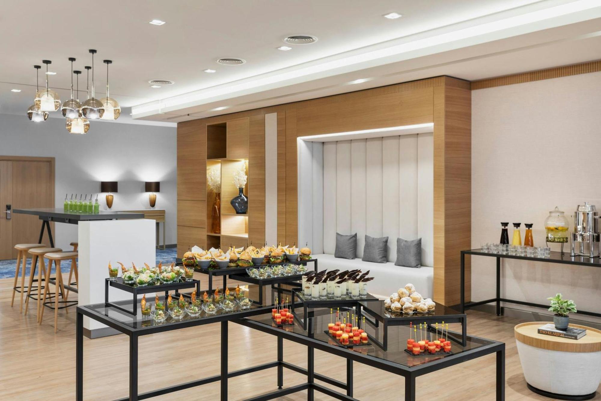Отель Courtyard By Marriott Батуми Экстерьер фото