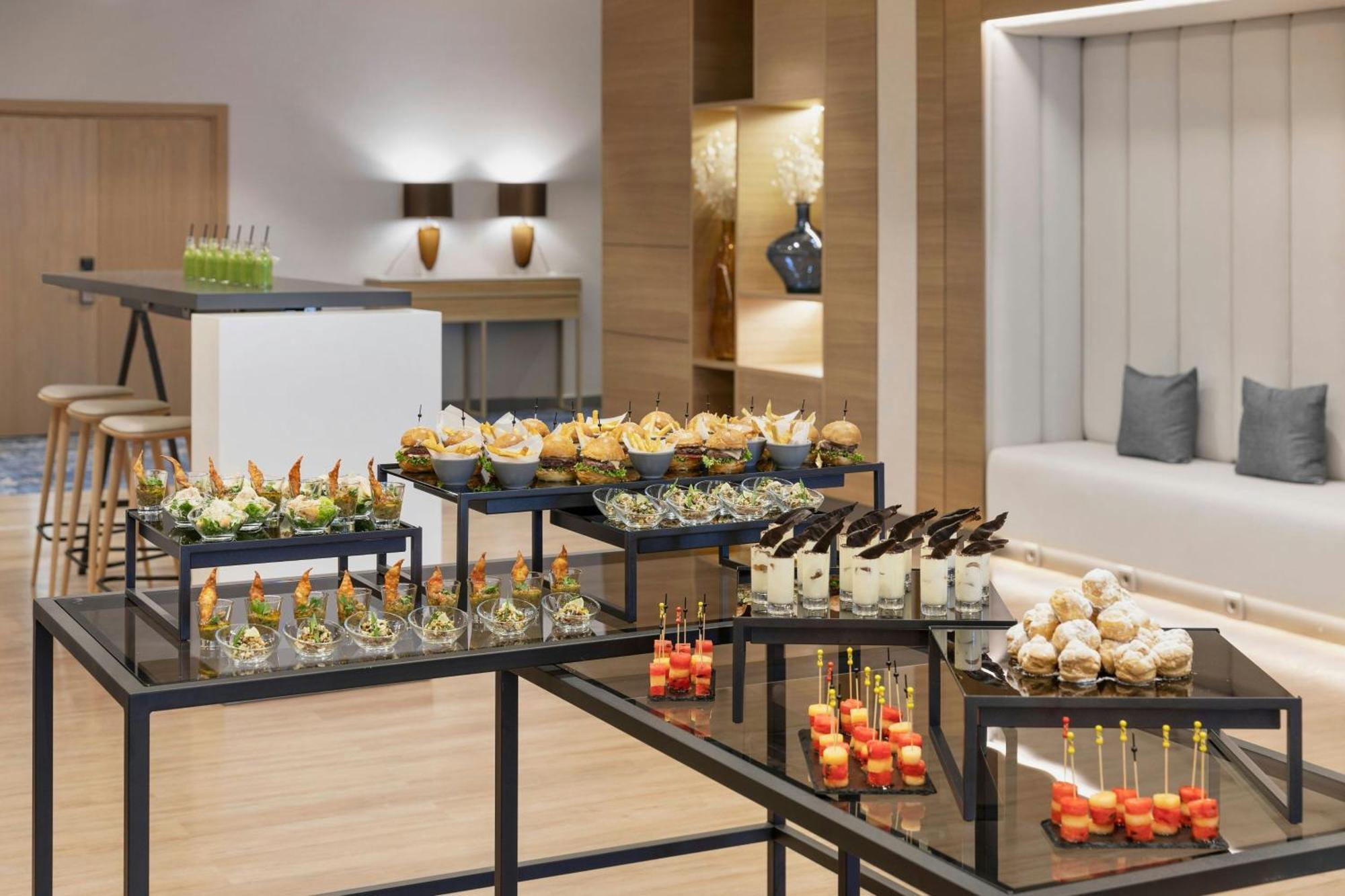 Отель Courtyard By Marriott Батуми Экстерьер фото
