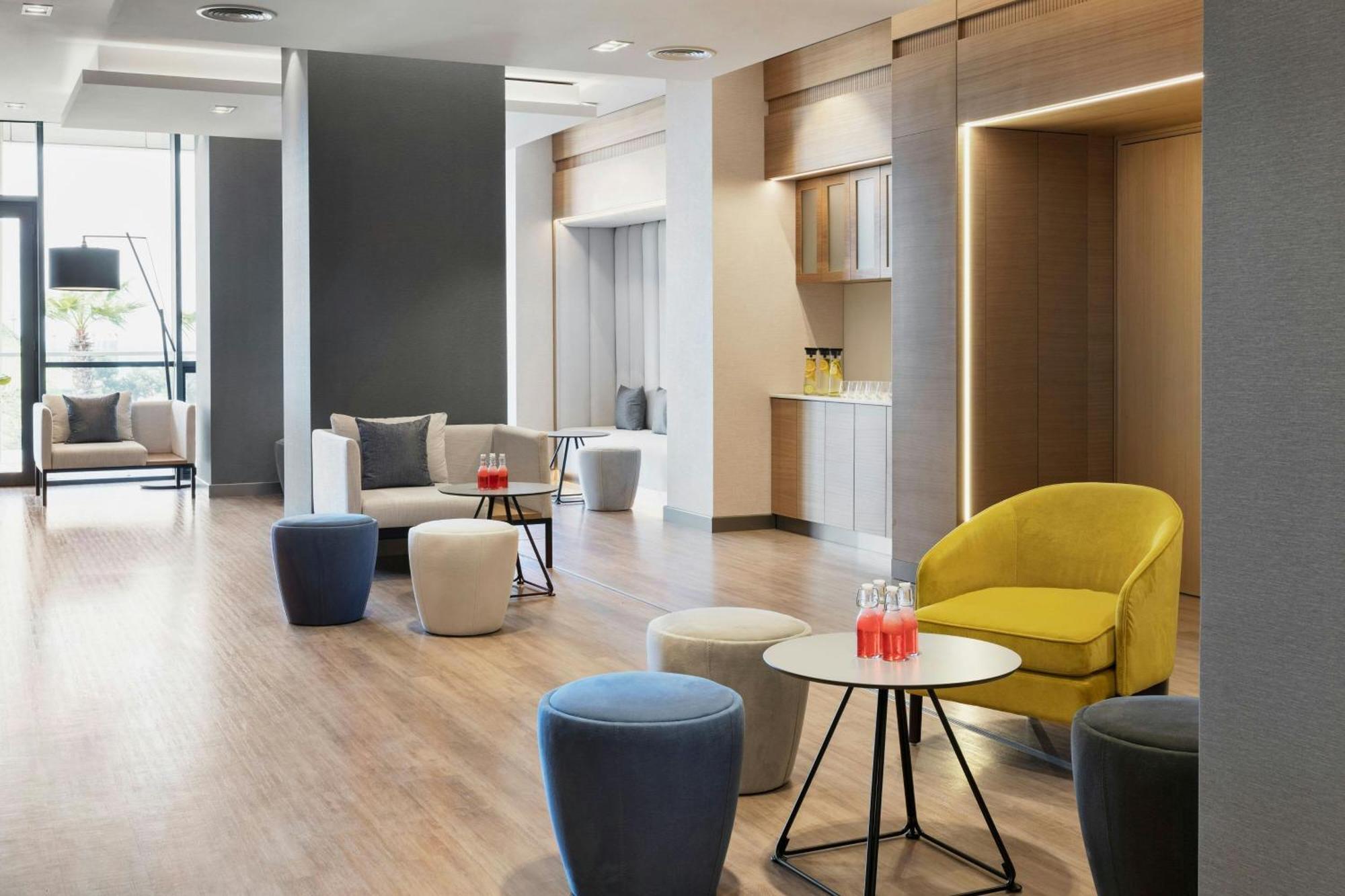 Отель Courtyard By Marriott Батуми Экстерьер фото