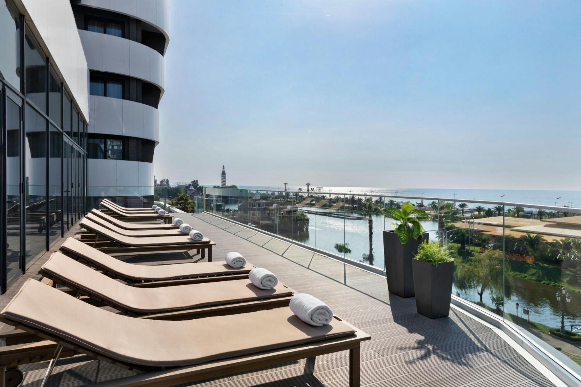 Отель Courtyard By Marriott Батуми Экстерьер фото