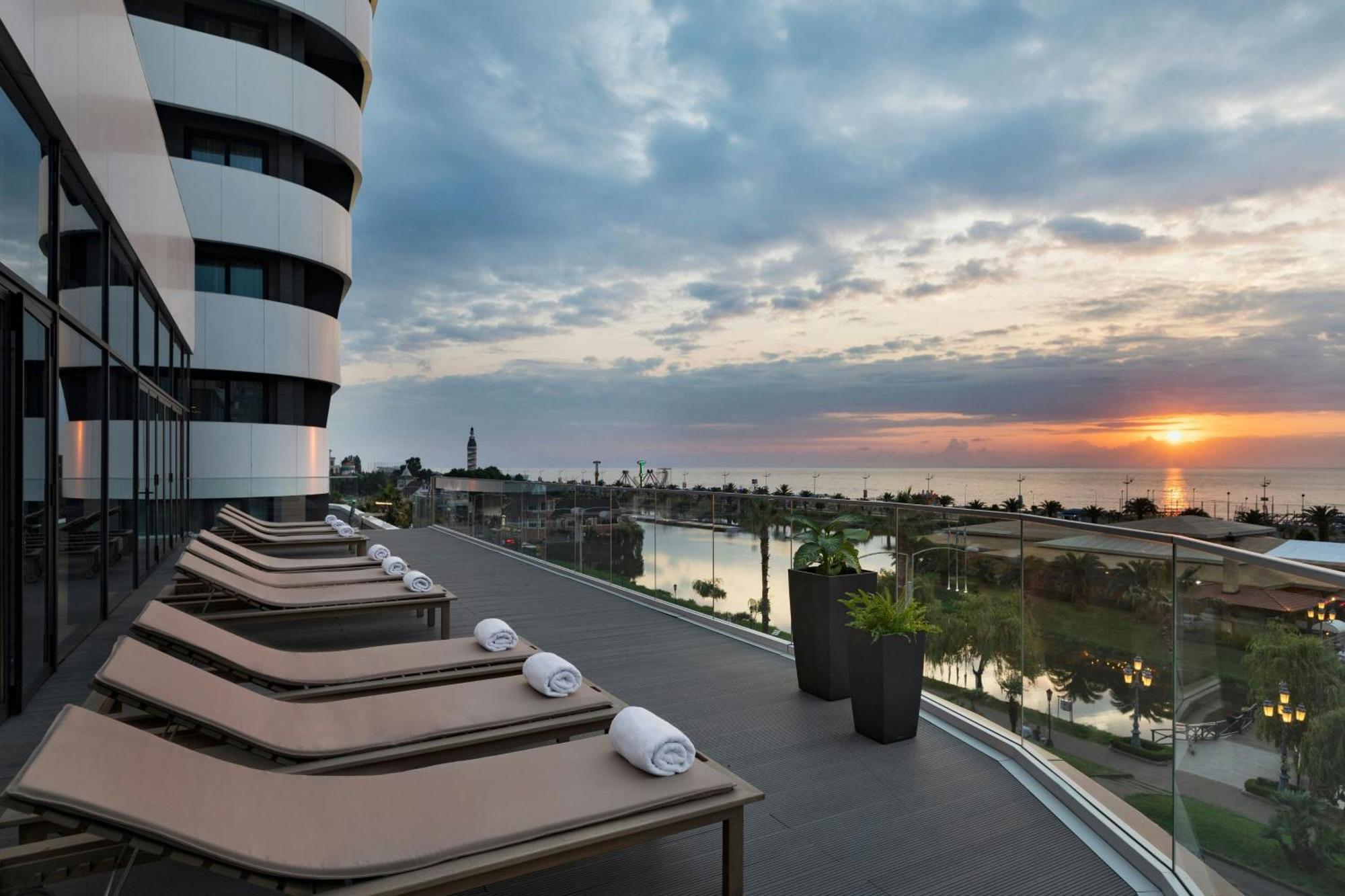Отель Courtyard By Marriott Батуми Экстерьер фото
