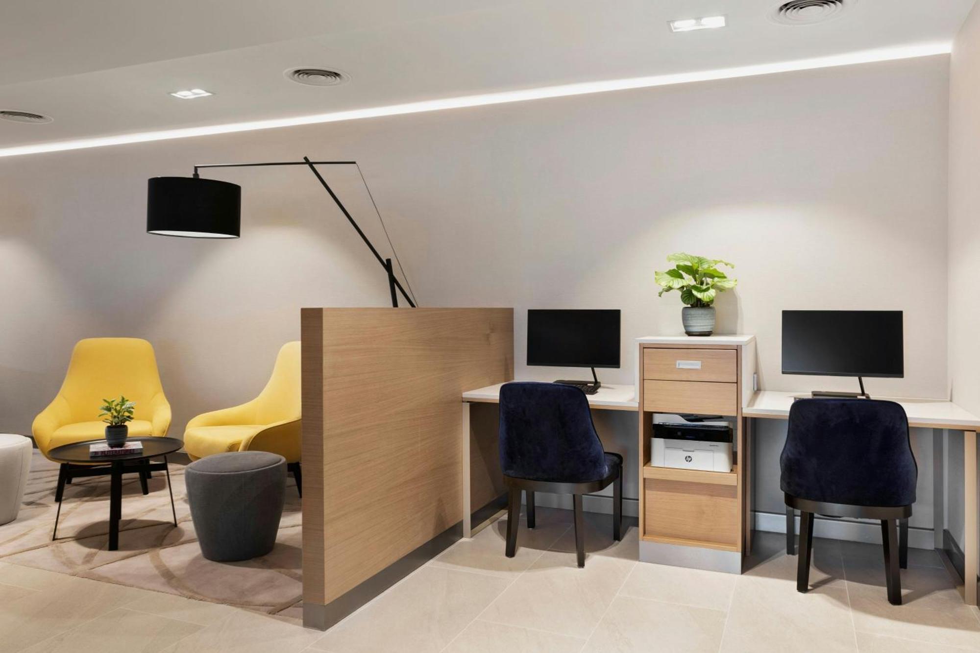 Отель Courtyard By Marriott Батуми Экстерьер фото