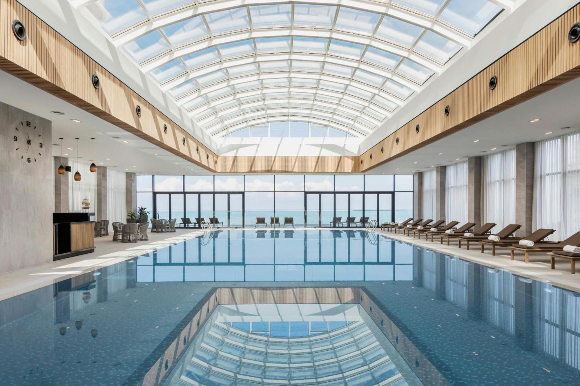 Отель Courtyard By Marriott Батуми Экстерьер фото