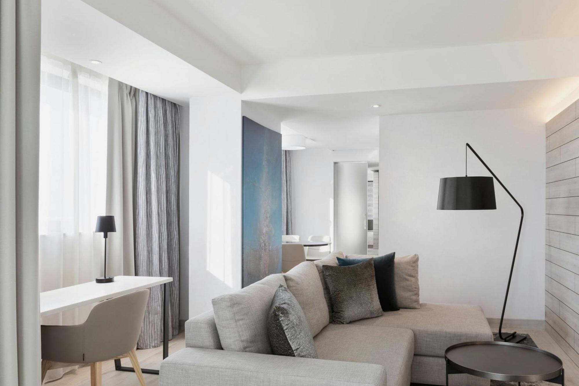 Отель Courtyard By Marriott Батуми Экстерьер фото