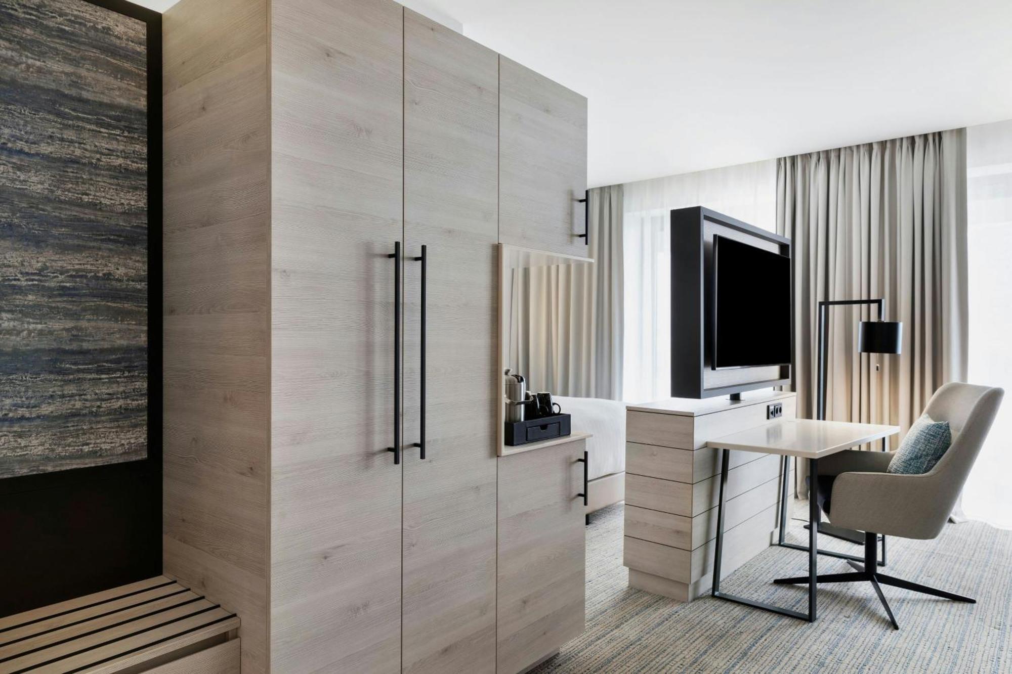 Отель Courtyard By Marriott Батуми Экстерьер фото