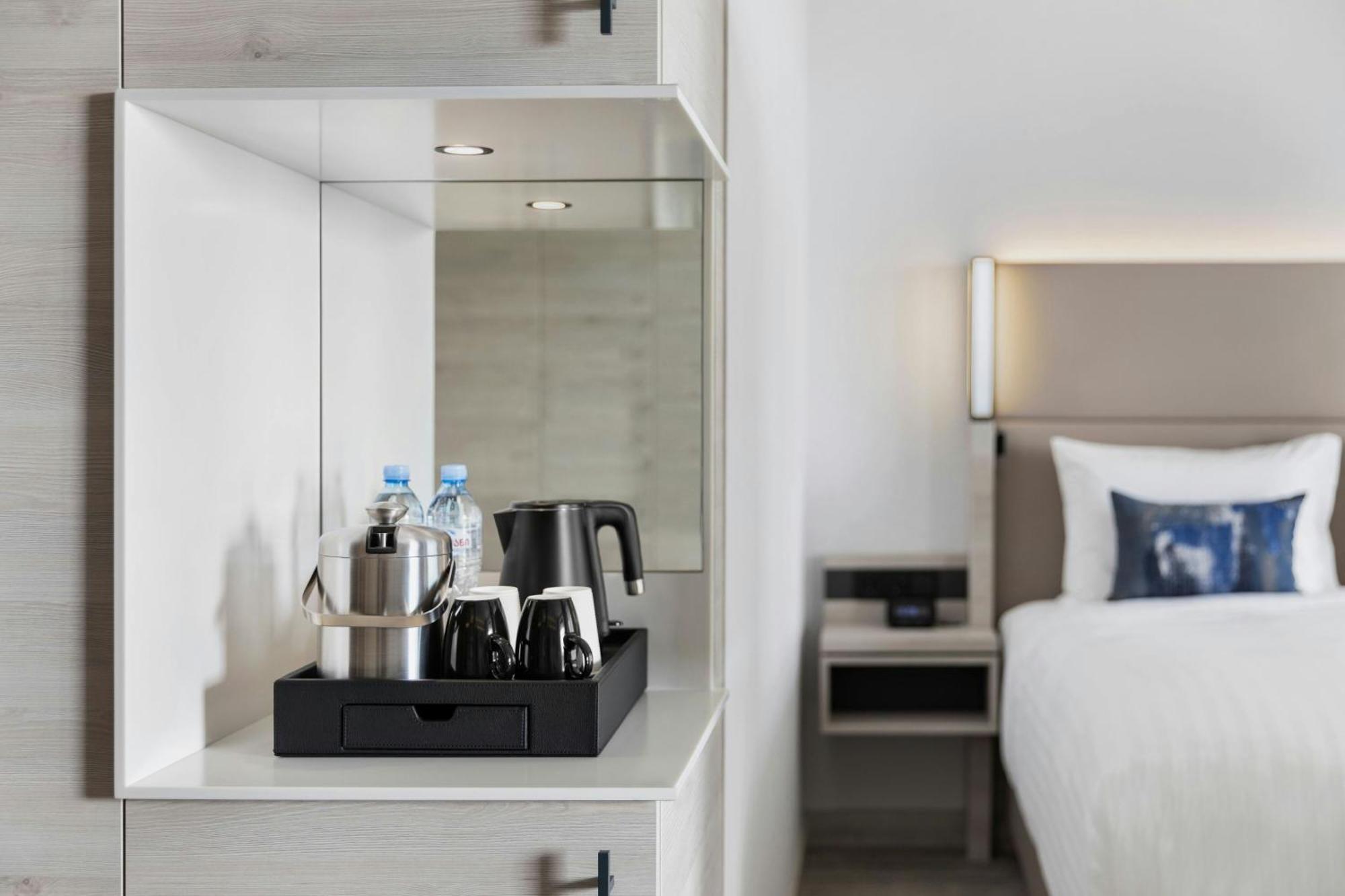 Отель Courtyard By Marriott Батуми Экстерьер фото