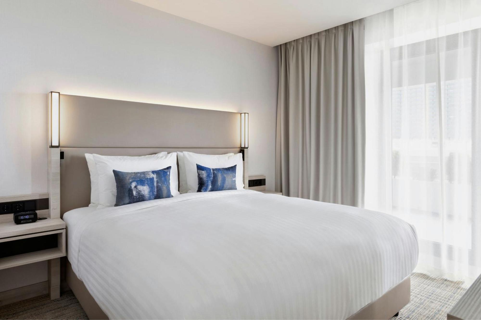 Отель Courtyard By Marriott Батуми Экстерьер фото