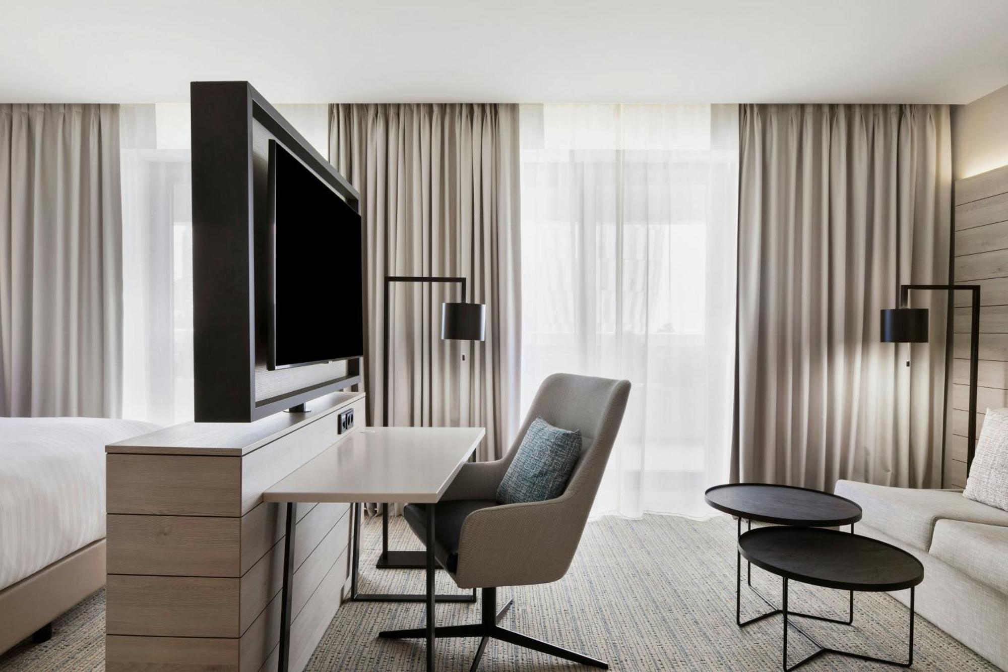 Отель Courtyard By Marriott Батуми Экстерьер фото