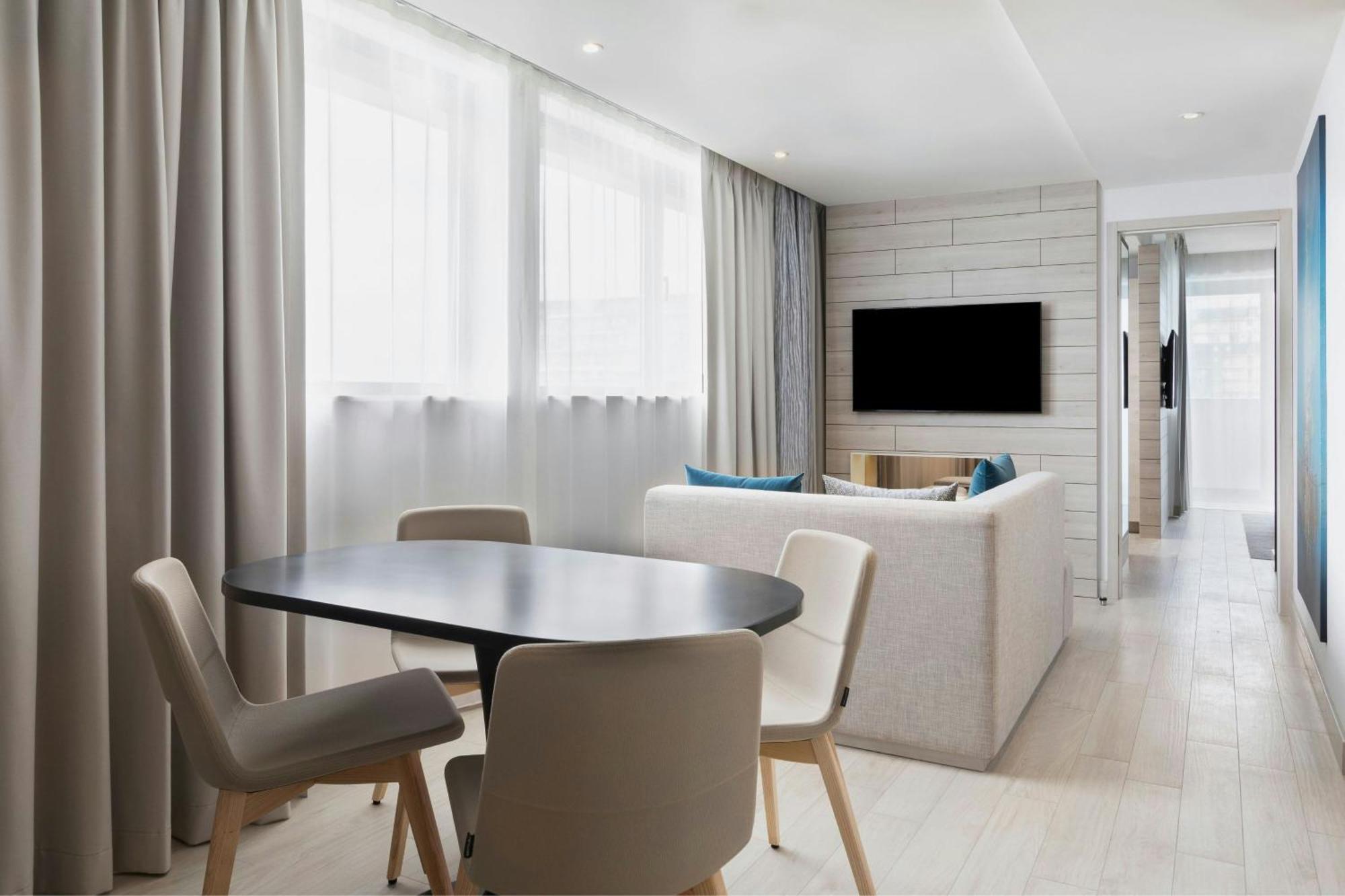 Отель Courtyard By Marriott Батуми Экстерьер фото