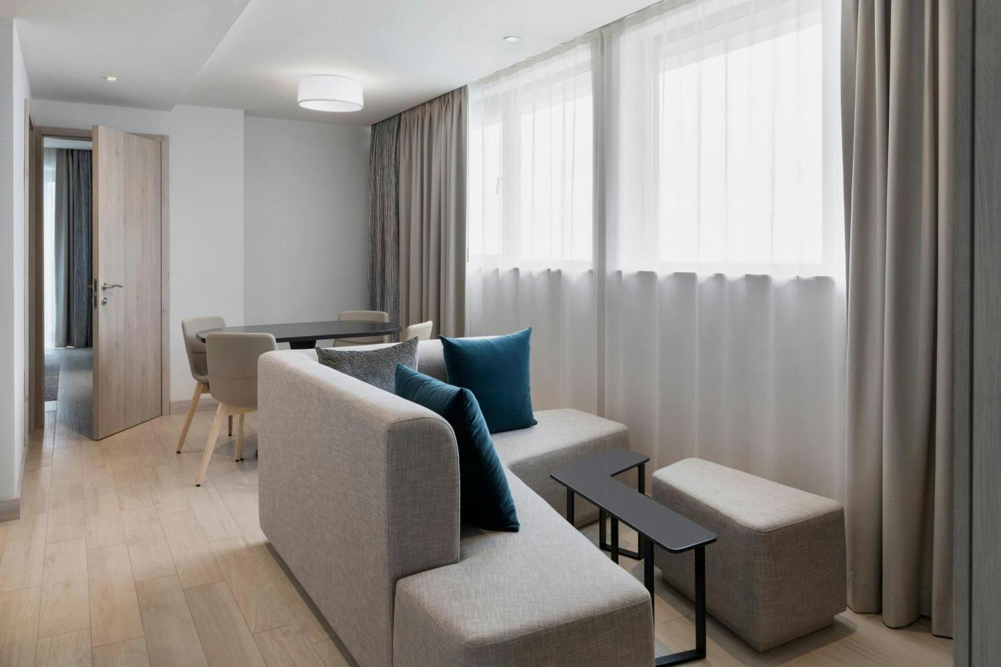 Отель Courtyard By Marriott Батуми Экстерьер фото