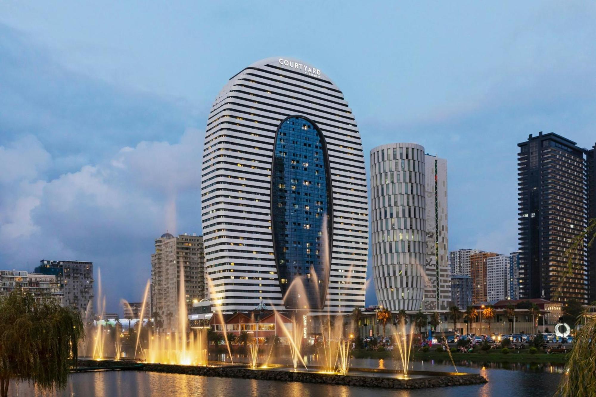 Отель Courtyard By Marriott Батуми Экстерьер фото